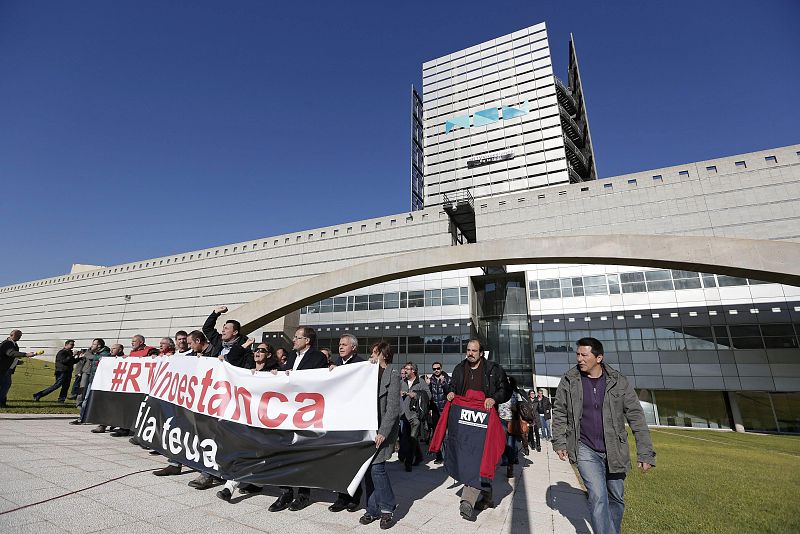 Los trabajadores abandonan el Centro de Producción de Programas en Burjassot (Valencia), tras el corte definitivo.