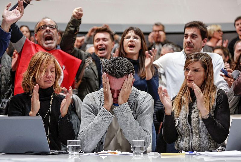 Reacción de los trabajadores que se encontraban emitiendo en directo, en el momento en el que se ha producido el corte definitivo de la señal.