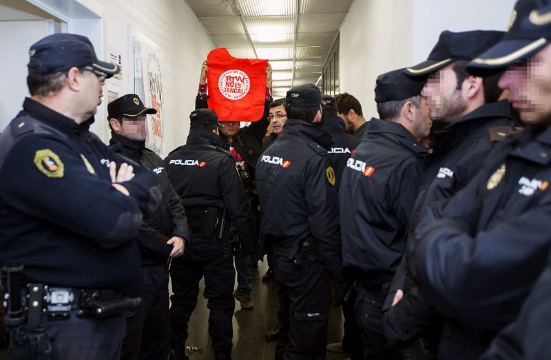 Miembros de la Policía Nacional entran a las instalaciones de RTVV para desalojar a sus trabajadores.