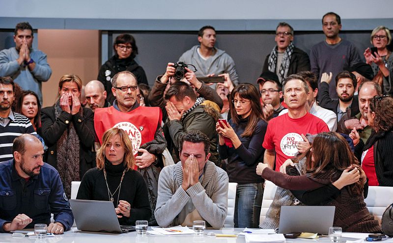 Los trabajadores se abrazan tras el corte de la señal.