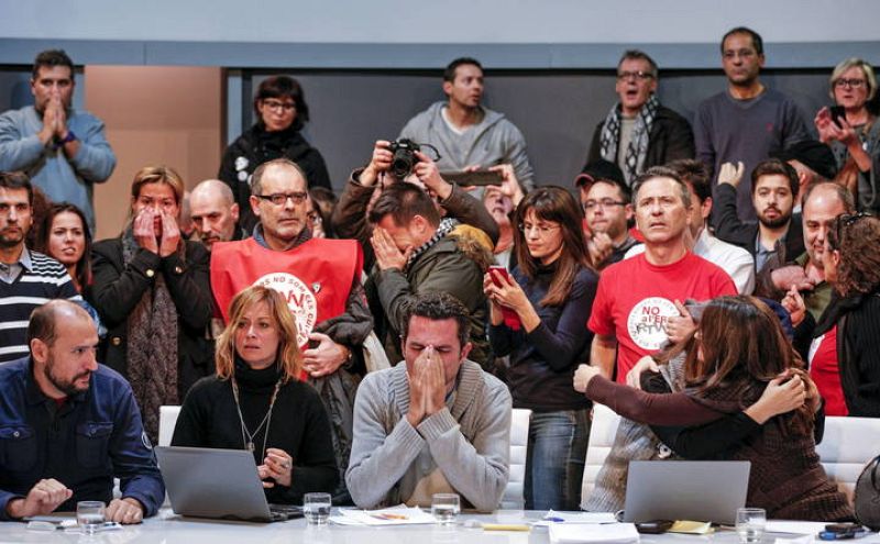 Los trabajadores se abrazan tras el corte de la señal. 