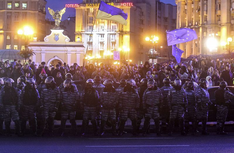 Los agentes de seguridad custodian la plaza de la Independencia en Kiev.