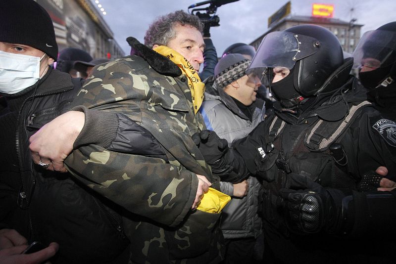 La policía dispersa a los manifestantes que protestas por la decisión del Gobierno de no asociarse con la Unión Europea.