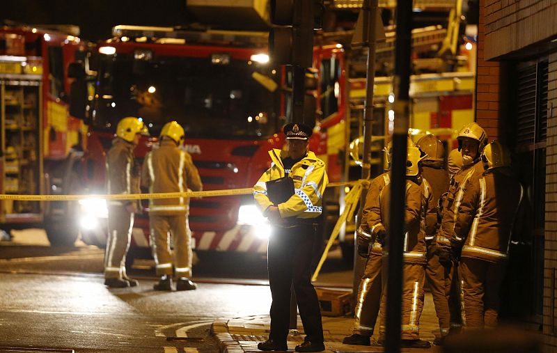 Equipos de Policía y bomberos trabajan en el rescate de víctimas tras el choque de un helicóptero contra el techo de un bar en Glasgow