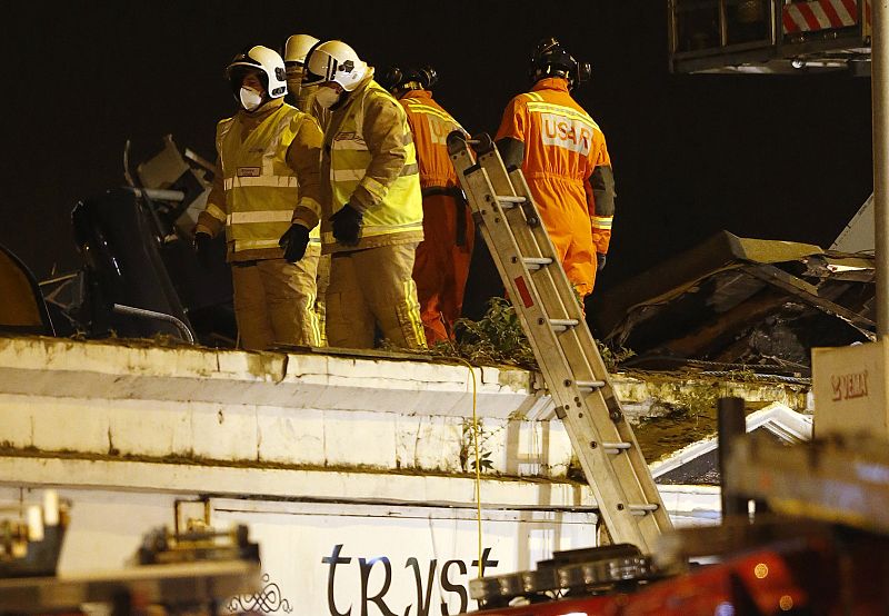 Los equipos de rescate trabajan en el techo del bar Clutha Vaults, donde se ha estrellado un helicóptero de la Policía con tres personas a bordo