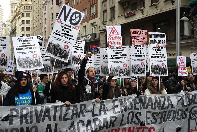 Participantes en la manifestación por la Escuela Pública contra la reforma educativa y los "recortes" en la enseñanza, recorren las calles del centro de la capital.