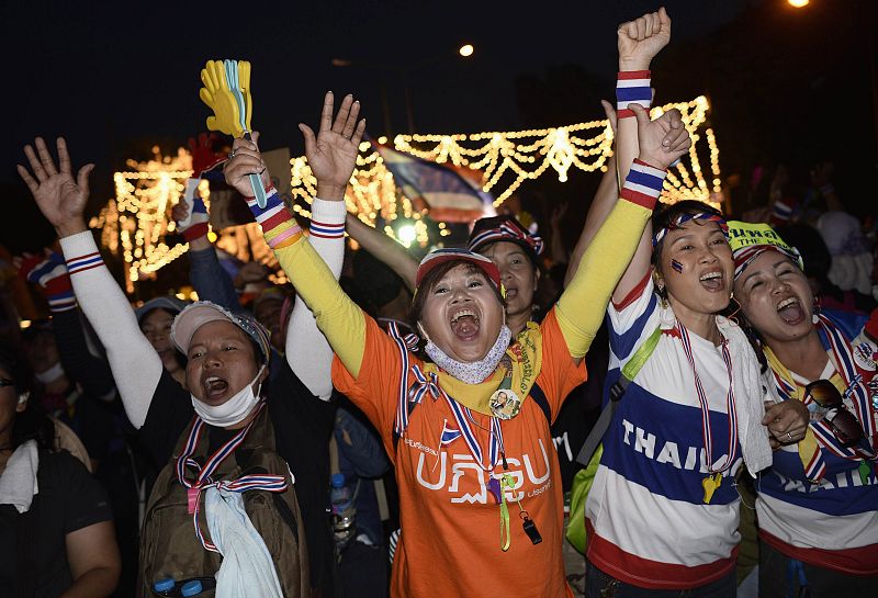 MIembros de las "camisas amarillas", opositores al Gobierno, cantan lemas contra el ejecutivo dirigido por Yingluck Shinawatra durante las protestas por las calles de Bangkok