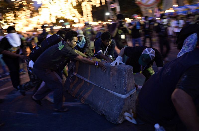 Manifestantes antigubernamentales colocan barricadas en las calles de Bangkok
