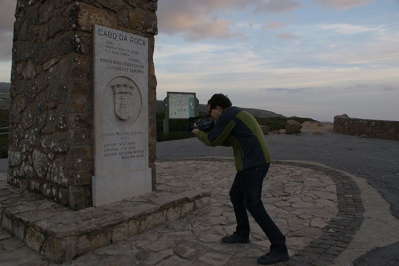 Álvaro trata de obtener un plano decente del monumento del Cabo da Roca pese al viento reinante
