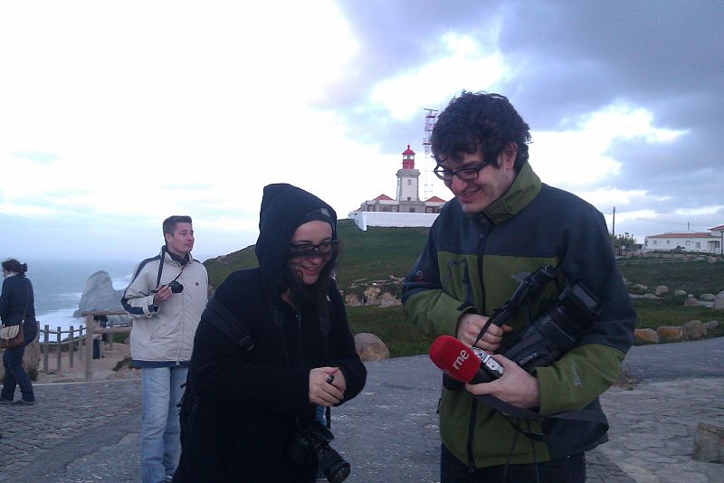 Lourdes Castro y Álvaro Soto sufriendo el viento del Cabo da Roca