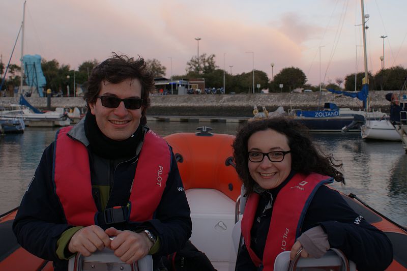 Álvaro Soto y Lourdes Castro en la Zodiac de Water X en la marina de Santo Amaro (Lisboa)