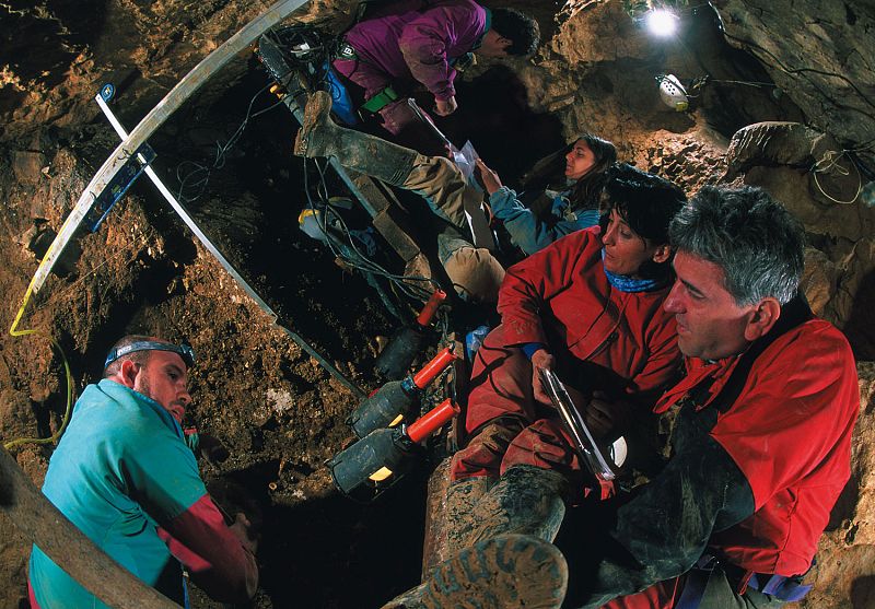 Equipo de Atapuerca en la Sima de los Huesos.