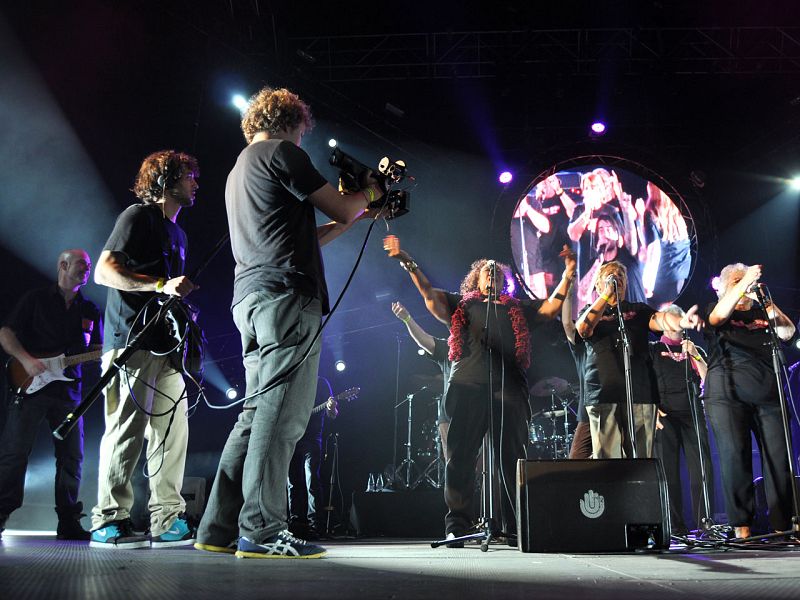 Melendi canta con la banda
