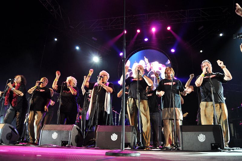 Toda la banda en el escenario