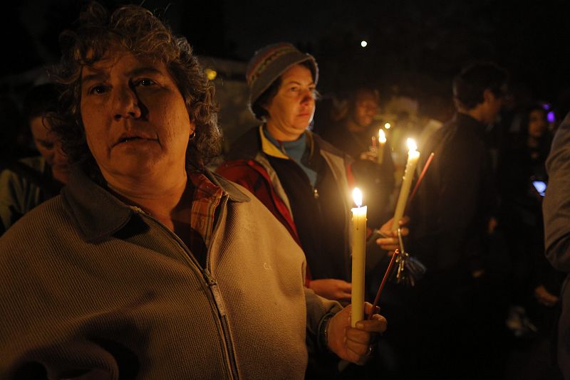 Canciones, flores y rezos en memoria de Nelson Mandela, expresidente sudafricano y líder de la lucha contra el Apartheid en Sudáfrica, que ha fallecido este jueves en su casa en Johannesburgo.