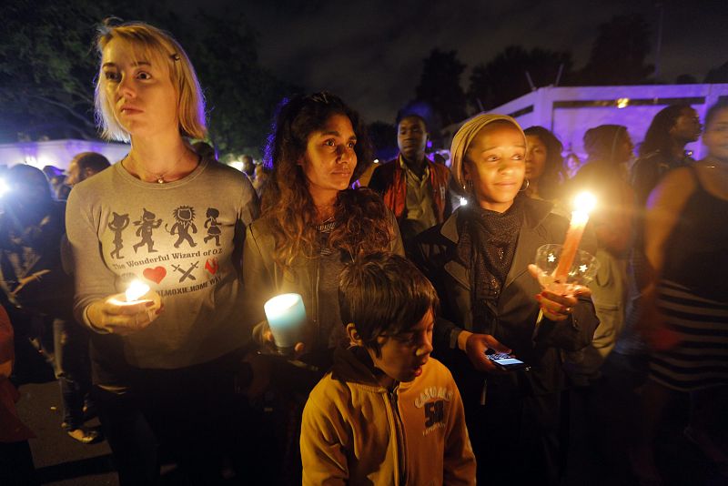 Ciudadanos de todas las edades y razas se concentran frente a la casa de Mandela para honrar su memoria en el día de su fallecimiento.