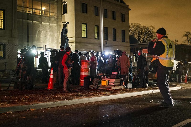 Los medios de comunicación se concentran frente a la embajada sudafricana en Washington