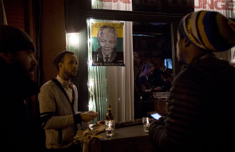 También en el barrio de Brooklyn, en Nueva York, un grupo de personas se ha concentrado a las puertas del Restaurante Madiba, en honor del difunto Nelson Mandela.