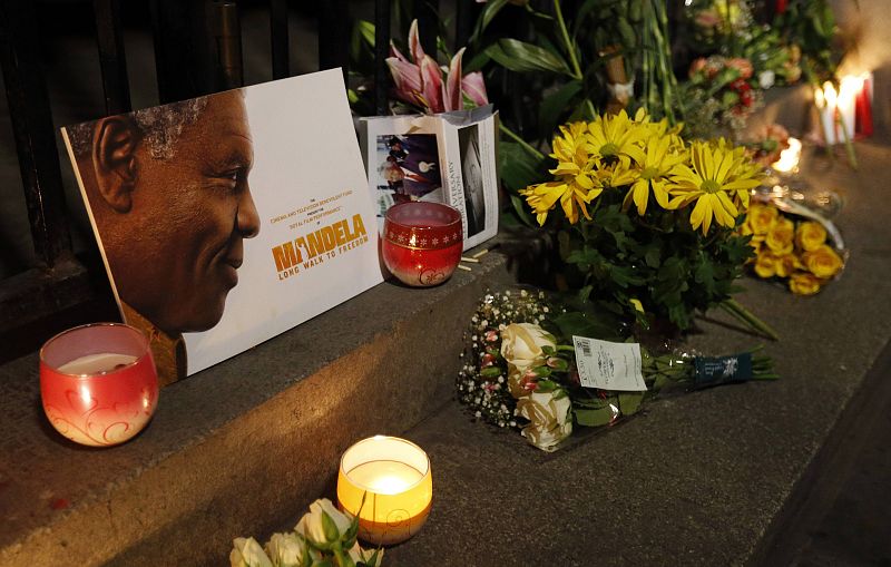Flores, velas y cartas de homenaje, despositadas en un memorial improvisado en las puertas de la Alta Comisión de Sudáfrica en Trafalgar Square, en Londres, en memoria de Nelson Mandela.