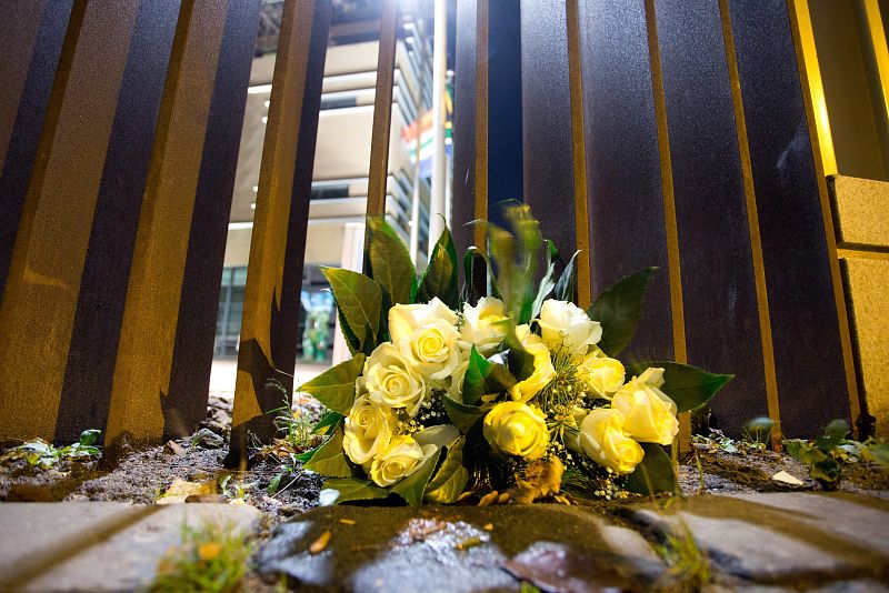 También en la embajada sudafricana en Berlín se han depositado flores en homenaje a Nelson Mandela, fallecido este jueves a la edad de 95 años.