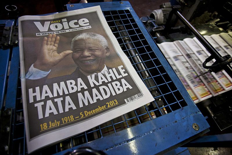 El diario sudafricano Daily Voice titula "Cuídese, Papá Madiba", en zulú.