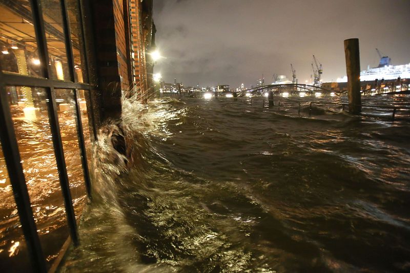 El agua inunda el mercado de pescado en Hamburgo, Alemania