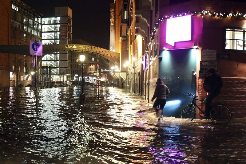 Vista general de una calle inundada en Hamburgo, Alemania, por el ciclón 'Xavier'