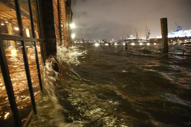 El agua inunda el mercado de pescado en Hamburgo, Alemania