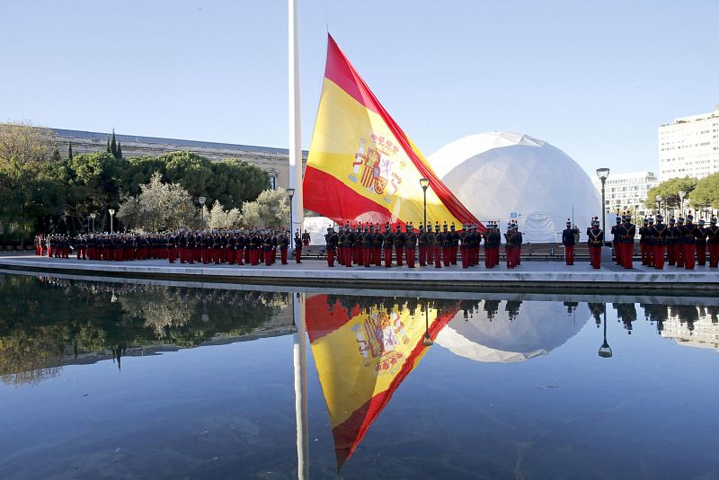 Izado de la bandera nacional en el día de la Constitución