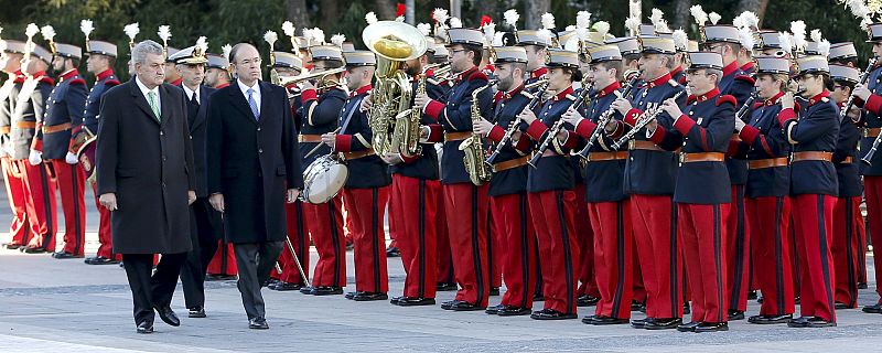 Posada y García Escudero en el izado de la bandera por el aniversario de la Constitución