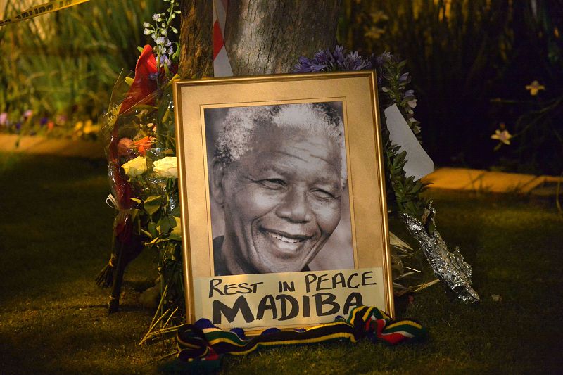 Un retrato de Nelson Mandela con las palabras "Descansa en paz Madiba"