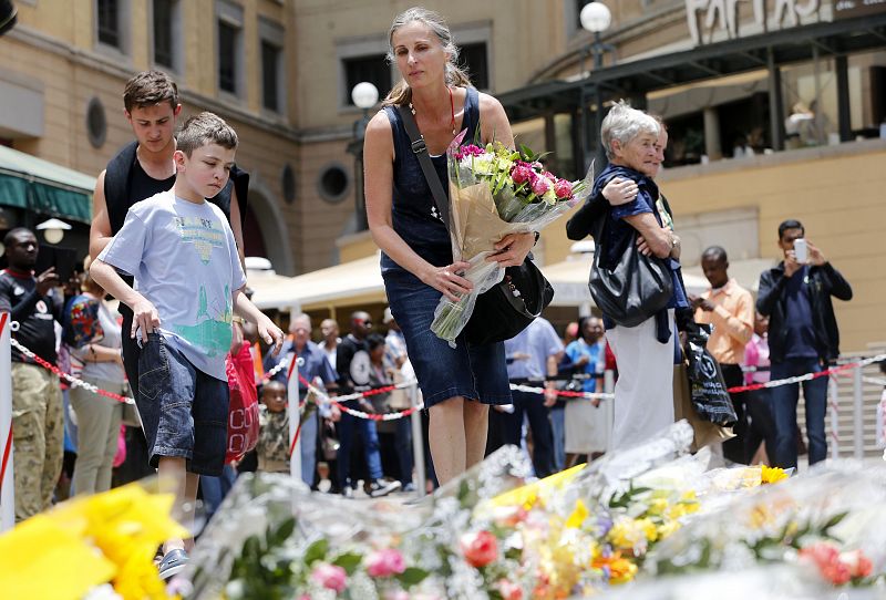 Numerosos ciudadanos depositan flores en recuerdo de Mandela en Johannesburgo