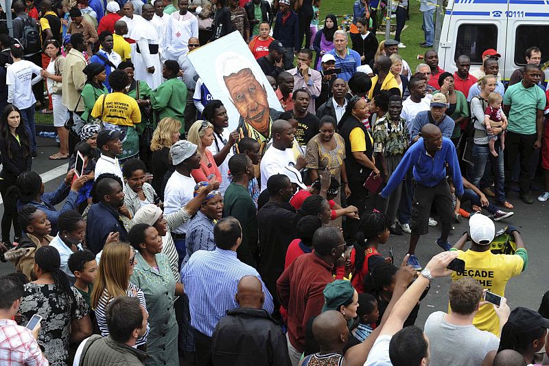 Los sudafricanos salen a la calle tras la muerte de Nelson Mandela