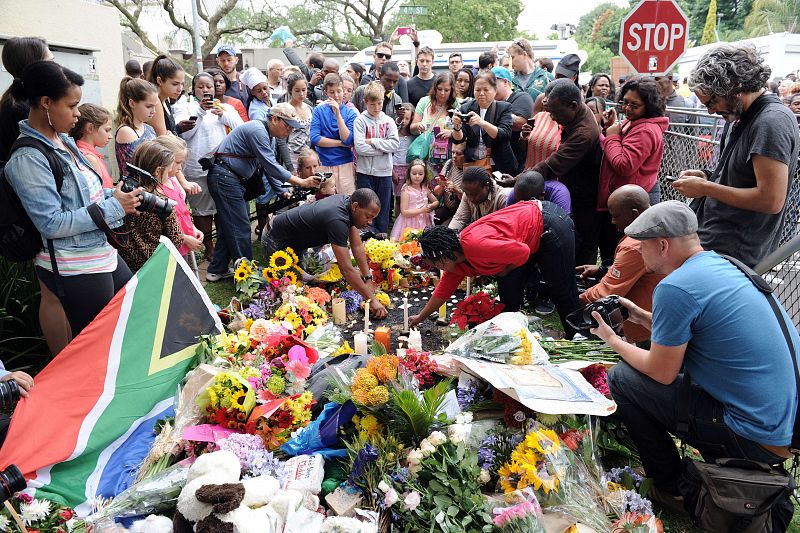 Homenajes a Nelson Mandela a las afueras de su casa en Johannesburgo