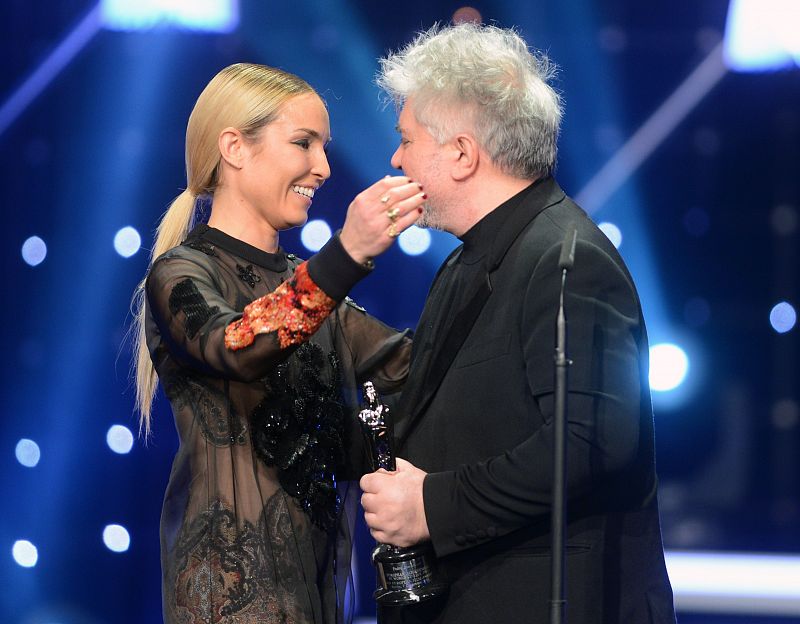 El director español recibe el galardón de manos de la actriz Noomi Rapace.