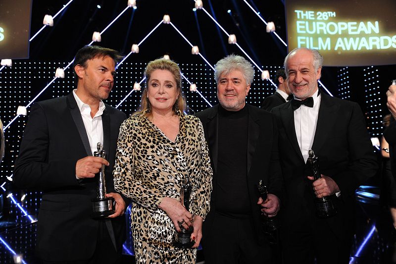 De izquierda a derecha, el director y guionista francés Francois Ozon, la actriz francesa Catherine Deneuve, el director español Pedro Almodovar y el actor italiano Toni Servillo, en la 26ª edición de los Premios del Cine Europeo, celebrada en Berlín