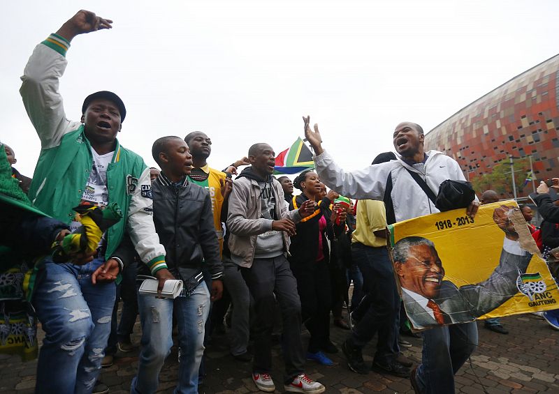 El estadio, que tiene capacidad para 95.000 personas, está situado en Soweto.