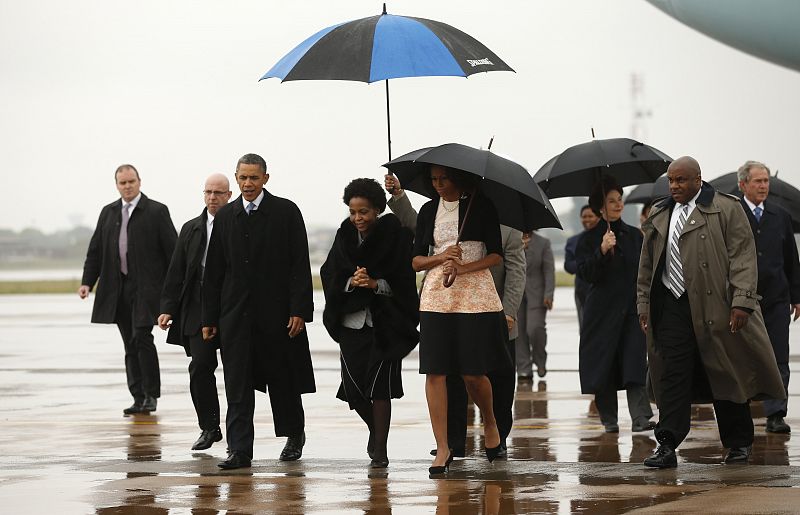 El presidente estadounidense Barak Obama aterriza junto a su mujer, Michelle, para acudir al funeral por Mandela.