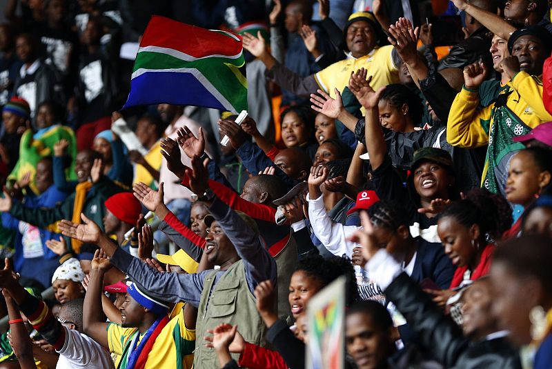 La gente canta y baila en el First National Bank (FNB) Stadium en memoria de Nelson Mandela