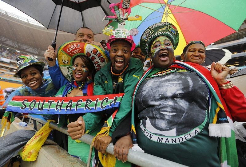 Miles de personas ocupan ya el estadio FNB de Soweto para asistir al funeral de Nelson Mandela