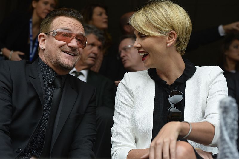 El líder del grupo irlandés U2, Bono, y la actriz sudafricana Charlize Theron, entre los rostros conocidos en el estadio de Johannesburgo.