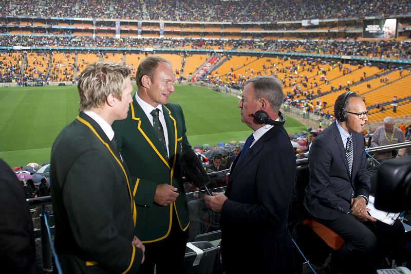 El excapitán de la selección sudafricana de rugby, François Pienaar, atiende a los medios en el estadio Soccer City de Johannesburgo.