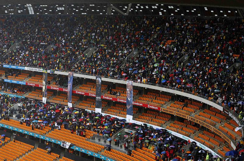 La lluvia pertinaz ha dado un aspecto irregular a las gradas del Soccer City.