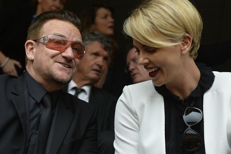 El líder de la banda irlandesa U2 Bono y la actriz sudafricana, Charlize Theron, asisten al servicio religioso en honor a Nelson Mandela