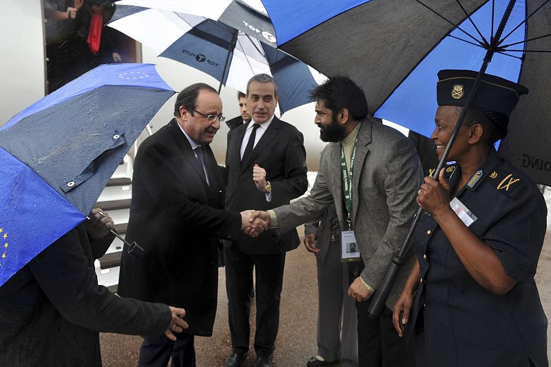 El presidente de Francia, François Hollande, llega a Pretoria para acudir al funeral de Mandela