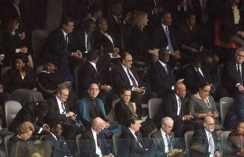 Tribuna del estadio de Johannesburgo con personalidades de todo el mundo en el funeral de Mandela