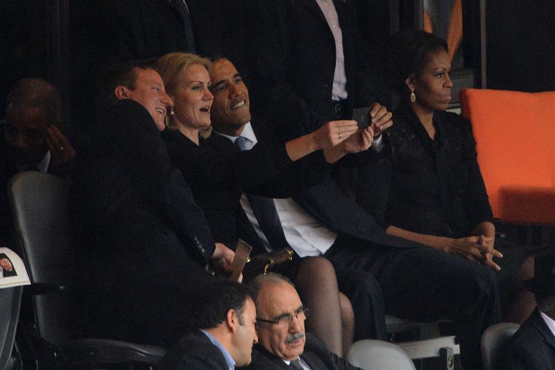 Los primeros ministros danés y británico se hacen una foto con Obama en el funeral de Mandela