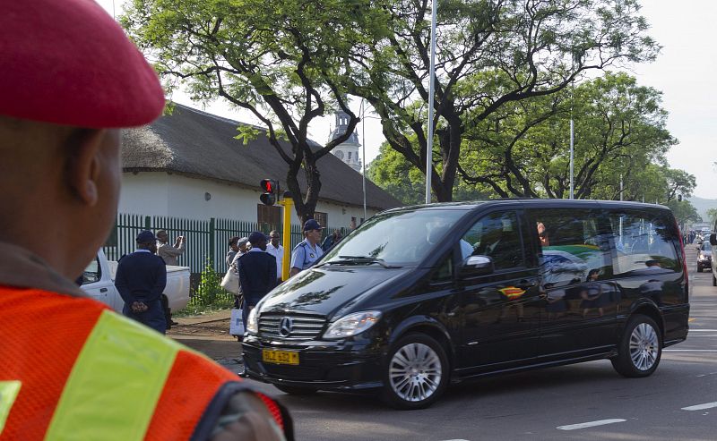 El coche fúnebre recorrerá las calles de Pretoria también el jueves y el viernes, entre el hospital militar y la capilla ardiente
