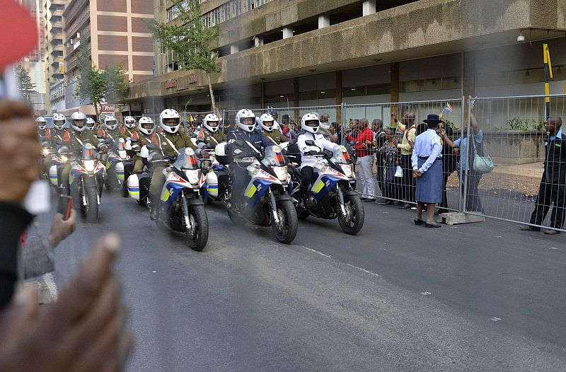 Motoristas del Ejército escoltan el coche fúnebre de Mandela