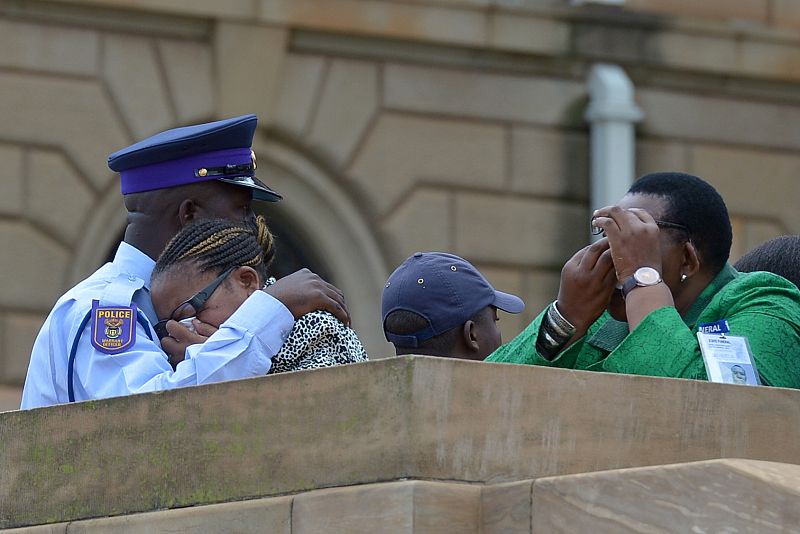 Una familia sudafricana, emocionada tras dar el último adiós al primer presidente negro de la historia del país.